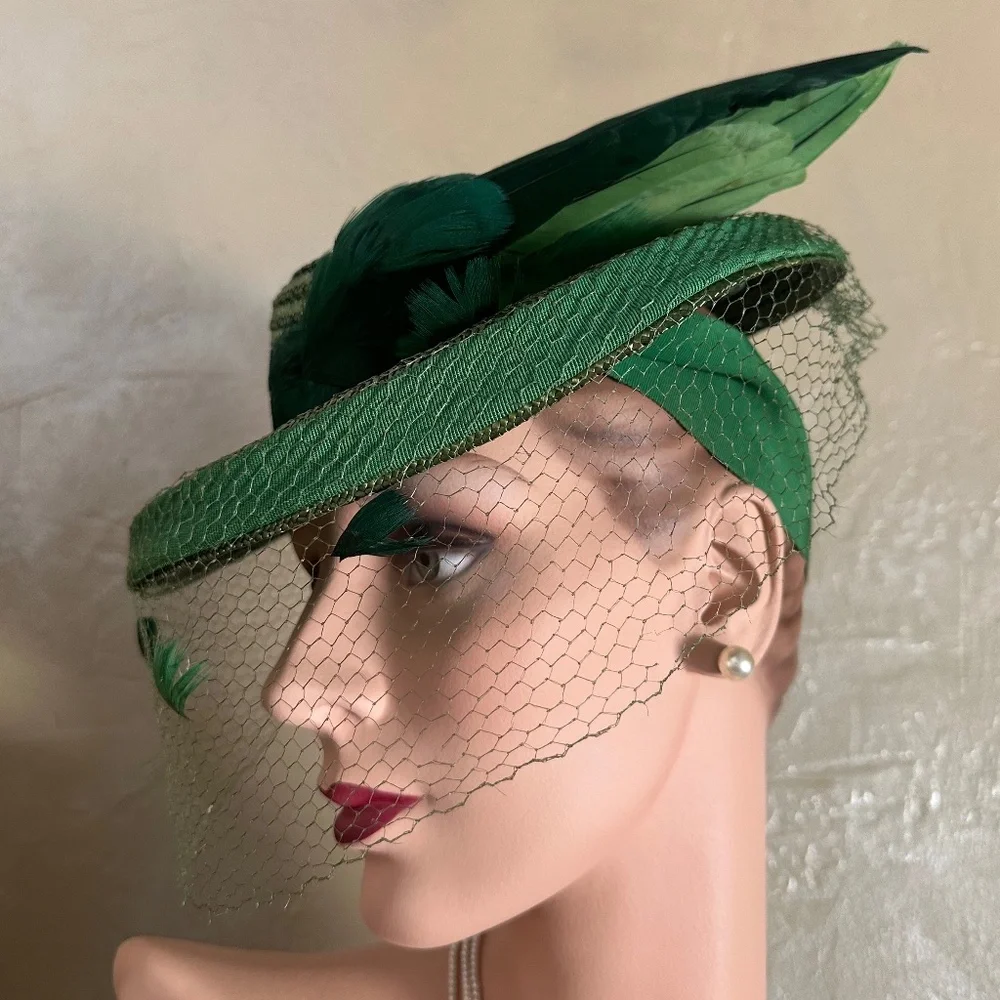 BREATHTAKING 1930s' GREEN STRAW TILT HAT - TWO-TONE FEATHER "WING" + VEIL - Picture 7 of 11